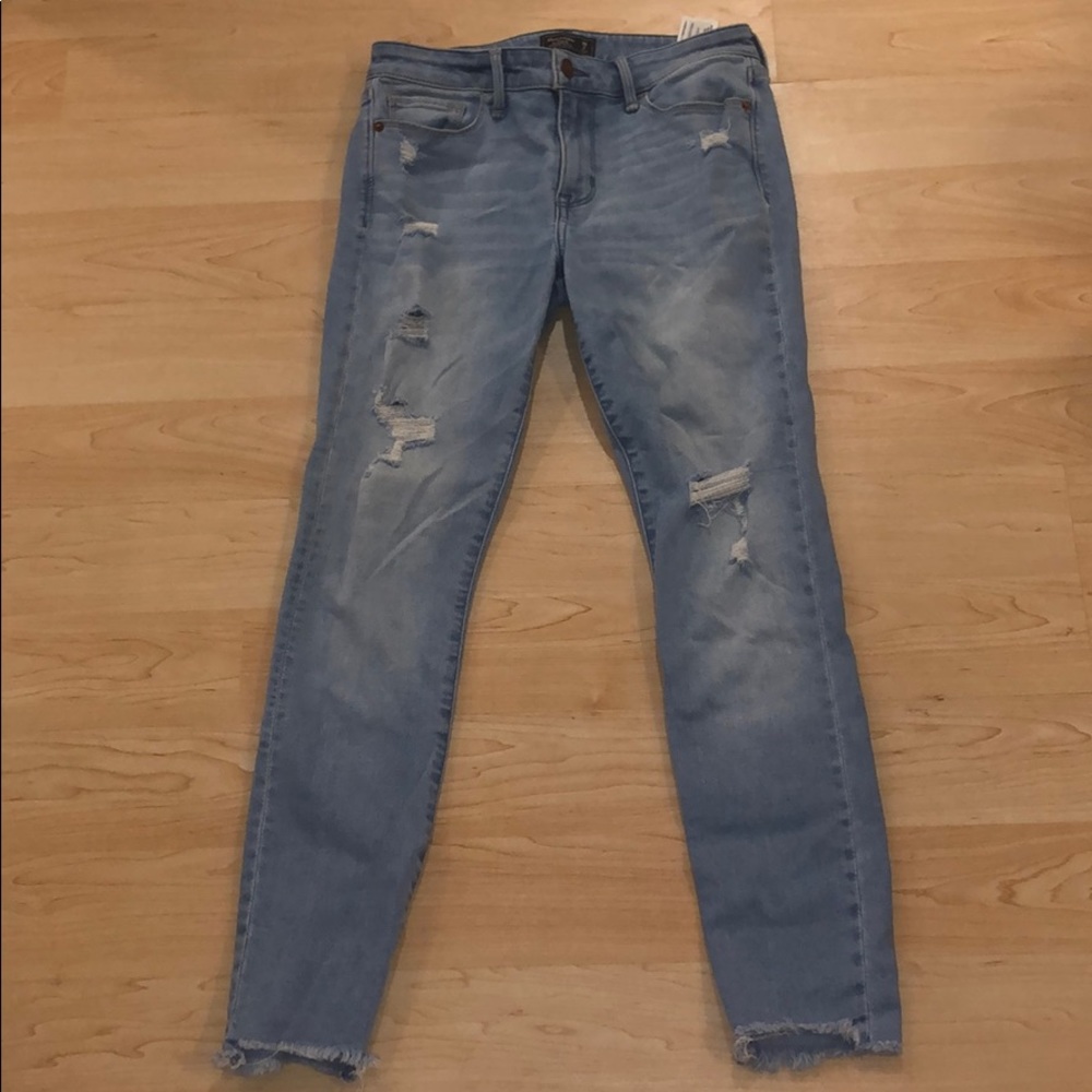 girls ripped jeans !!